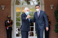 Pedro Sánchez y Sebastián Piñera se saludan