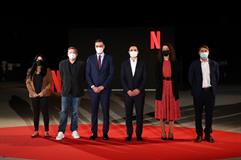 El presidente del Gobierno, Pedro Sánchez, junto al co-CEO de Netflix, Ted Sarandos, y otros directivos de la compañía