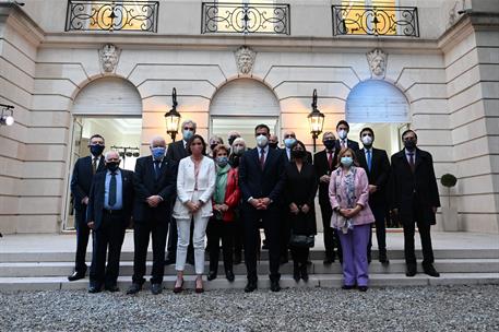 9/06/2021. Viaje oficial de Pedro Sánchez a Argentina: visita la Embajada. Foto de familia del presidente del Gobierno, Pedro Sánchez, duran...