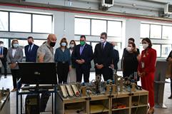 Pedro Sánchez durante su visita a un taller de la Universidad Laboral