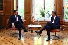 Pedro Sánchez y Kyriakos Mitsotakis durante la reunión que han mantenido