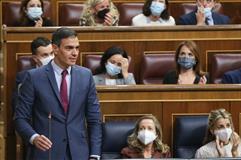 El presidente del Gobierno, Pedro Sánchez, responde a las preguntas de control desde su escaño