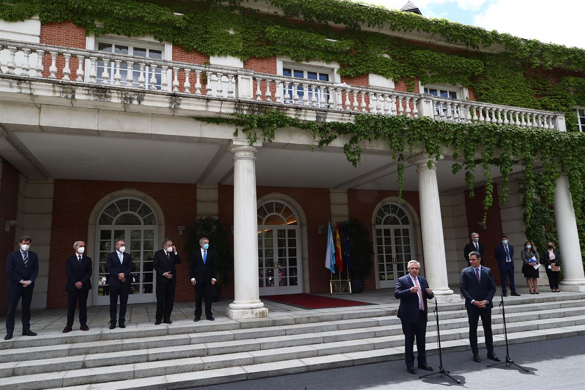 11/05/2021. Pedro Sánchez recibe al presidente de la República Argentina, Alberto Fernández. El presidente del Gobierno, Pedro Sánchez, comp...