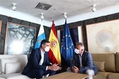 Pedro Sánchez conversa con el presidente del Gobierno de Canarias, Ángel Víctor Torres