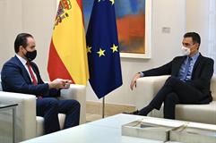 El presidente del Gobierno, Pedro Sánchez, y l presidente del Banco Iberoamericano de Desarrollo, Mauricio Claver-Carone