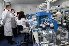 El presidente del Gobierno, Pedro Sánchez, durante la visita en Granada los laboratorios del grupo Rovi