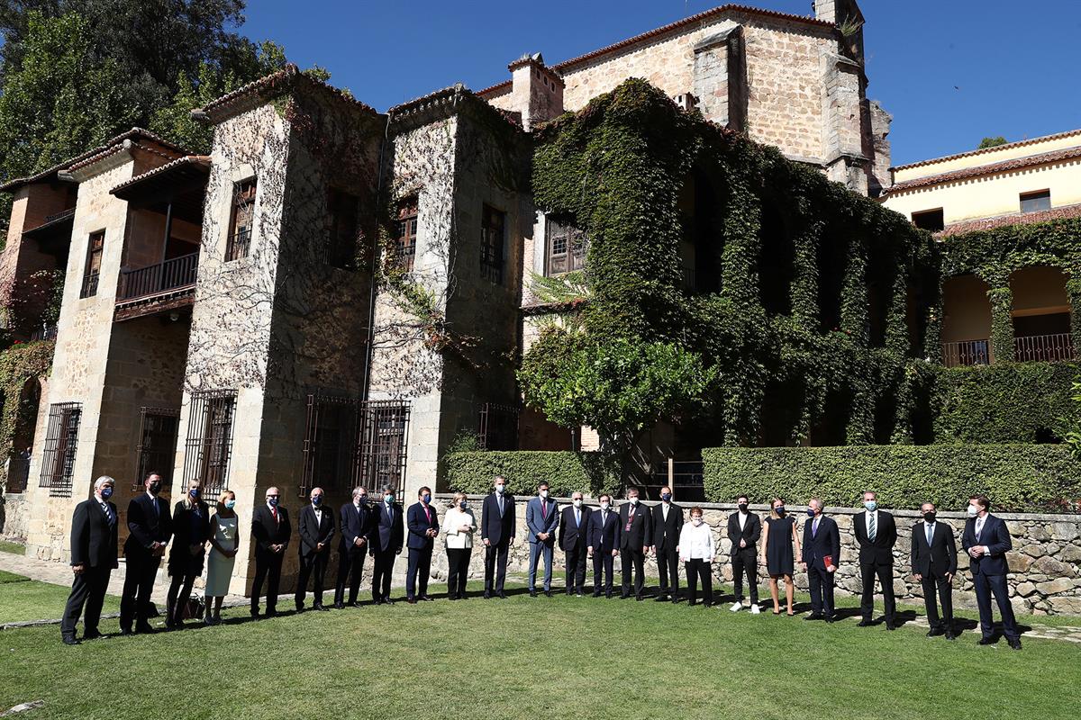 14/10/2021. Pedro Sánchez asiste a la entrega del Premio Europeo Carlos V a Angela Merkel. Foto de familia en el Monasterio de Yuste, que ha...