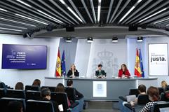 Nadia Calviño, Isabel Rodríguez y Teresa Ribera en la rueda de prensa posterior al Consejo de Ministros