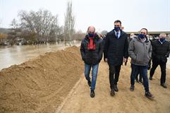 Pedro Sánchez, el presidente de Aragón, Javier Lambán, y el alcalde de Pradilla de Ebro, Raúl Moncín, junto al Ebro