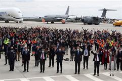 15/04/2021. Sánchez asiste a la inauguración del nuevo campus de Airbus en Getafe. Foto de familia del presidente del Gobierno, Pedro Sánche...