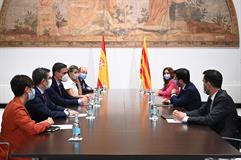 Pedro Sánchez junto a Yolanda Díaz, Félix Bolaños, Isabel Rodriguez, Miquel iceta, Pere Aragonés, Roger Torrent y Laura Vilagrà