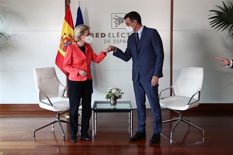 16/06/2021. Pedro Sánchez recibe a Ursula von der Leyen. El presidente del Gobierno, Pedro Sánchez, saluda a la presidenta de la Comisión Eu...