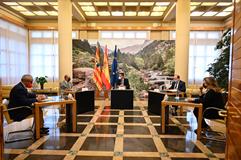 El presidente del Gobierno, Pedro Sánchez, y el presidente de Aragón, Javier Lambán, durante su reunión de trabajo