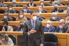 El presidente del Gobierno, Pedro Sánchez, interviene desde su escaño en el Senado