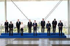 Pedro Sánchez junto a los asistentes a la Cumbre sobre cambio climático y su influencia en el Mediterráneo