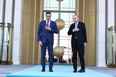 Pedro Sánchez y Recep Tayyip Erdogan se saludan