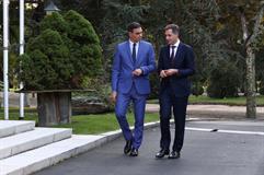 Pedro Sánchez y Alexander De Croo pasean por los jardines de La Moncloa