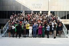 Pedro Sánchez junto a las mujeres asistentes al acto