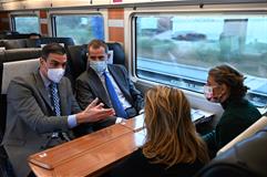 El rey Felipe VI, el presidente Pedro Sánchez, la vicepresidenta Yolanda Díaz y la ministra Raquel Sánchez, en el AVE