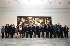 Fotografía de familia de los asistentes a la reunión de la Comisión Nacional ante el 