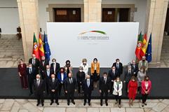 El presidente del Gobierno, Pedro Sánchez, y el primer ministro de la República Portuguesa, António Costa, en la foto de familia