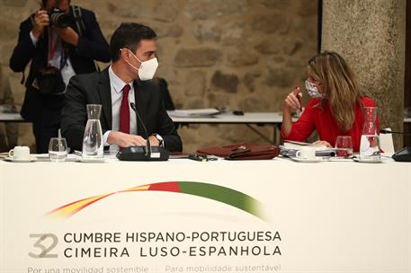 28/10/2021. XXXII Cumbre Hispano-Portuguesa. El presidente del Gobierno, Pedro Sánchez, conversa con la vicepresidenta segunda y ministra de...