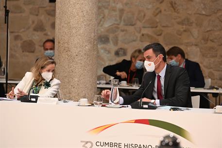 28/10/2021. XXXII Cumbre Hispano-Portuguesa. El presidente del Gobierno, Pedro Sánchez, conversa con la vicepresidenta primera y ministra de...