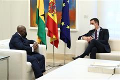 El presidente del Gobierno durante su reunión con el presidente de la República de Ghana