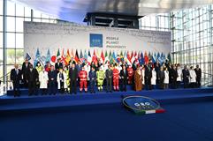 30/10/2021. Cumbre del G20. El presidente del Gobierno, Pedro Sánchez, durante la foto de familia de los líderes del G20, a la que se han su...