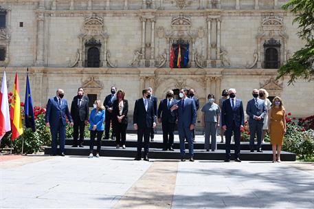 31/05/2021. Pedro Sánchez preside la XIII Cumbre Hispano-Polaca. Foto de familia de las delegaciones española y polaca, encabezadas por el p...