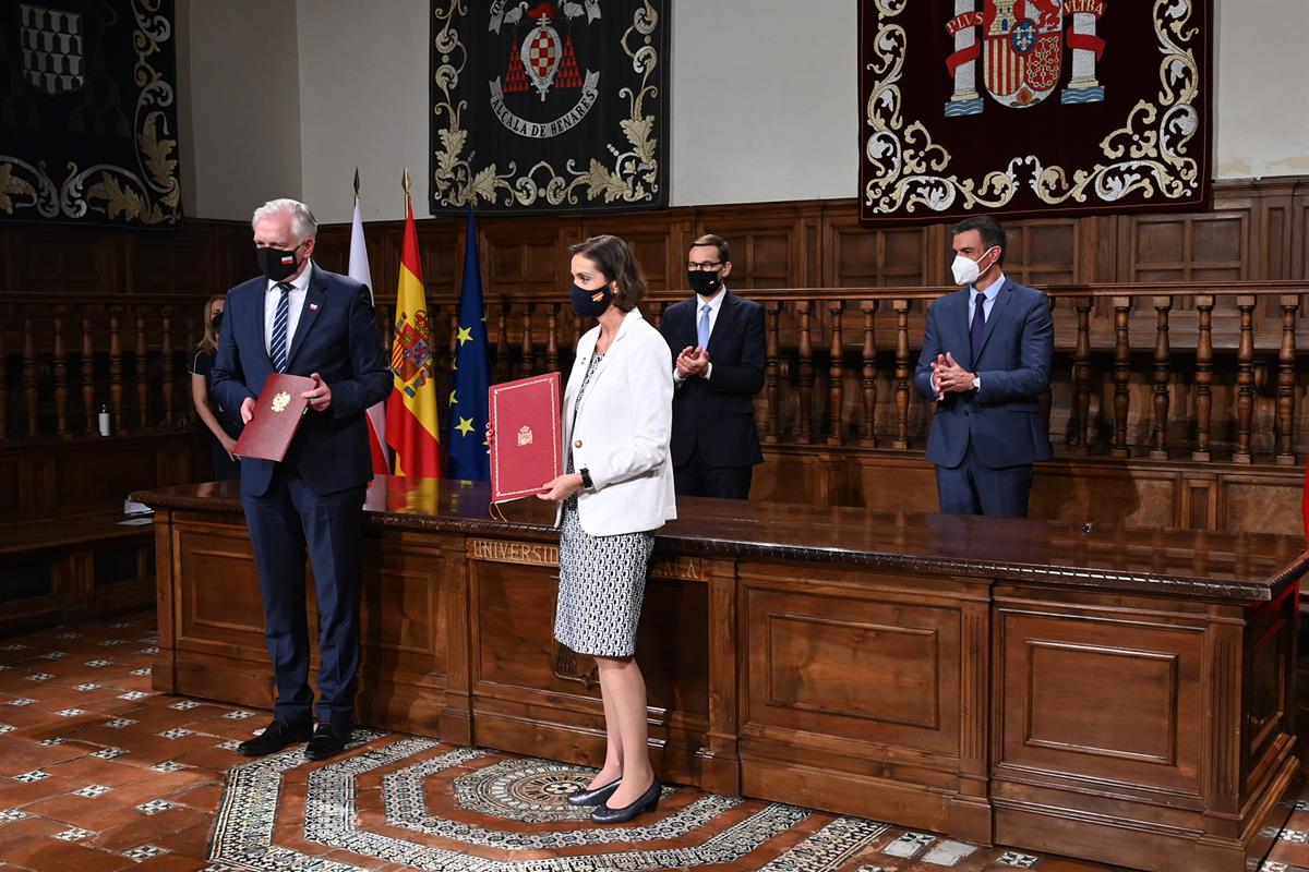 31/05/2021. Pedro Sánchez preside la XIII Cumbre Hispano-Polaca. Firma de acuerdos entre la ministra de Industria, Comercio y Turismo, Reyes...