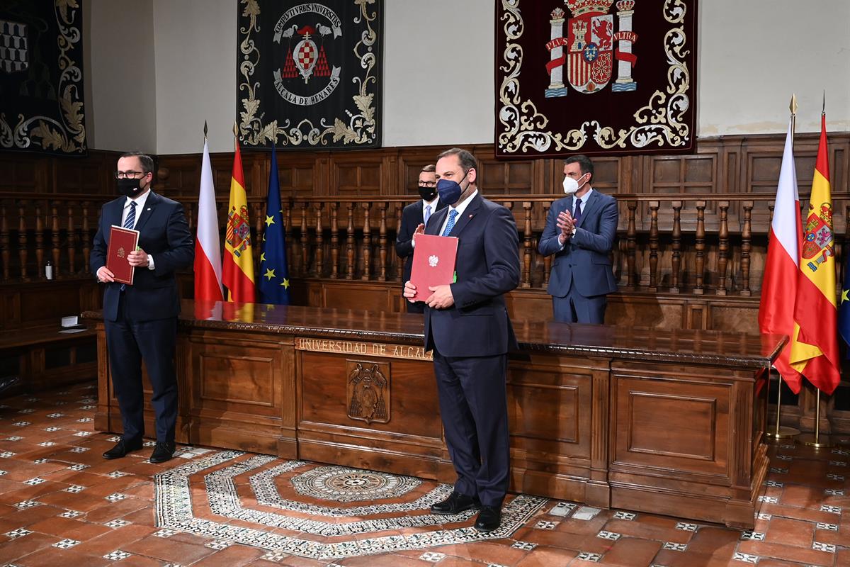 31/05/2021. Pedro Sánchez preside la XIII Cumbre Hispano-Polaca. Firma de acuerdos entre el ministro de Transportes, Movilidad y Agenda Urba...