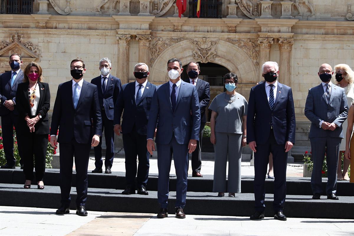 31/05/2021. Pedro Sánchez preside la XIII Cumbre Hispano-Polaca. Foto de familia de las delegaciones española y polaca, encabezadas por el p...