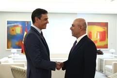 El presidente del Gobierno, Pedro Sánchez, y el presidente ejecutivo de Investcorp, Mohammed Alardhi.