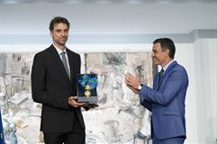 El presidente del Gobierno aplaude a Pau Gasol tras entregarle la condecoración