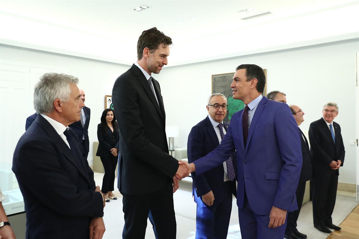 2/06/2022. Pedro Sánchez mantiene un encuentro con el presidente del COI, Thomas Bach. Pedro Sánchez saluda al exjugador de baloncesto, Pau Gasol.