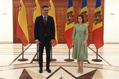 El presidente del Gobierno, Pedro Sánchez, junto a la presidenta de la República de Moldavia, Maia Sandu