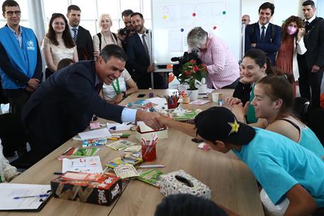3/06/2022. El presidente del Gobierno viaja a la República de Moldavia. Sánchez ha saludado a algunos de los refugiados ucranianos en Moldavia.