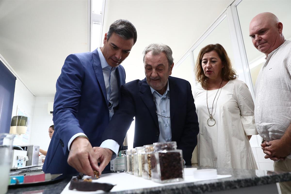 3/10/2022. Pedro Sánchez visita Mallorca. El presidente del Gobierno, Pedro Sánchez, durante su visita a la sede de la fábrica CAROB.