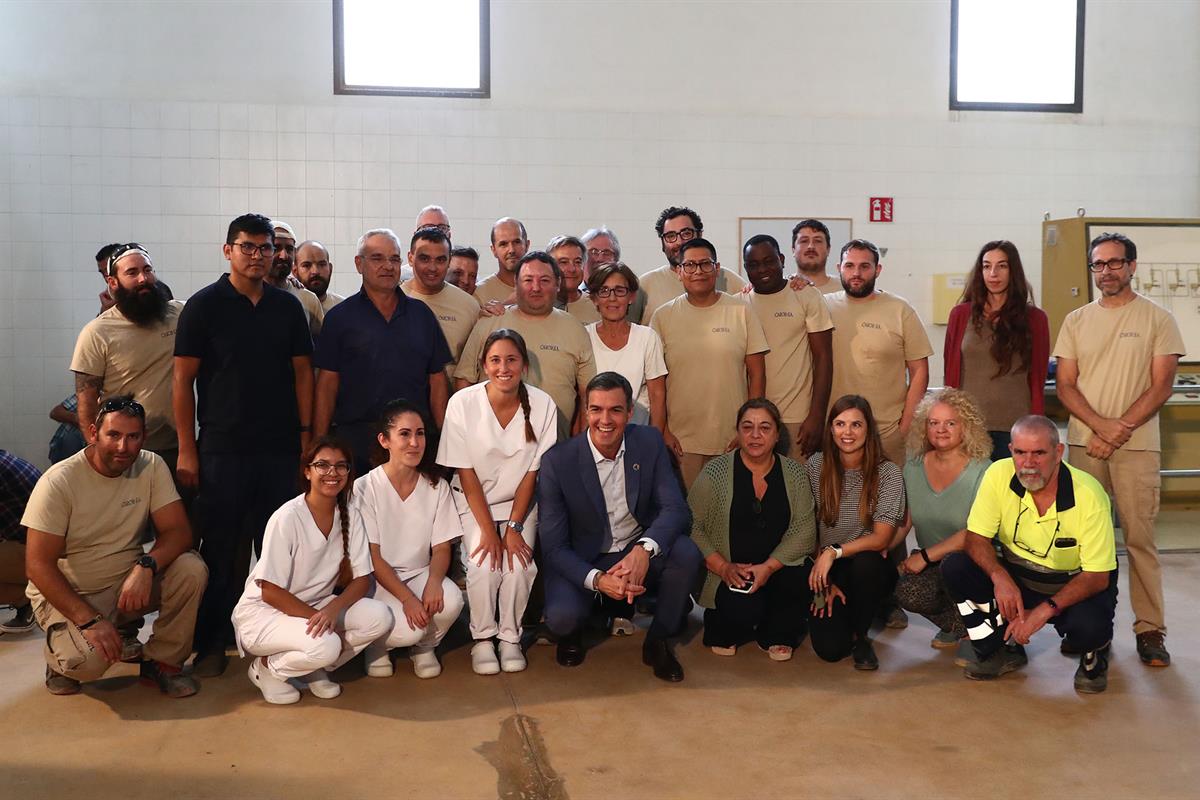 3/10/2022. Pedro Sánchez visita Mallorca. Foto de familia del presidente del Gobierno, Pedro Sánchez, y el personal de la fábrica CAROB.