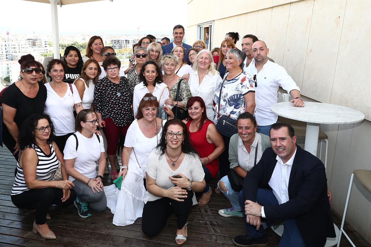 3/10/2022. Pedro Sánchez visita Mallorca. Foto de familia del presidente del Gobierno, Pedro Sánchez, y representantes del colectivo de cama...