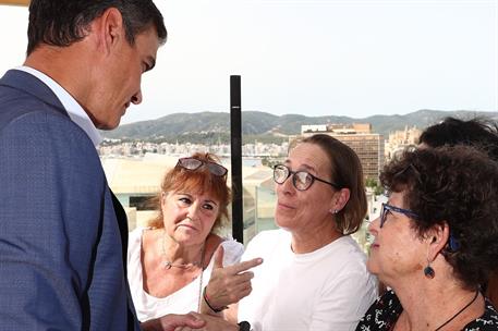 3/10/2022. Pedro Sánchez visita Mallorca. El presidente del Gobierno, Pedro Sánchez, conversa con representantes del colectivo de camareras ...