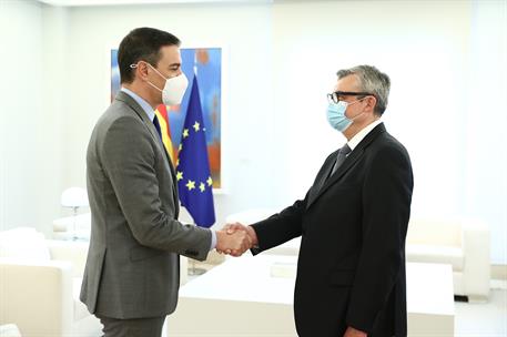 4/04/2022. El presidente del Gobierno se reúne con el embajador de Ucrania en España. El presidente del Gobierno, Pedro Sánchez, saluda al e...