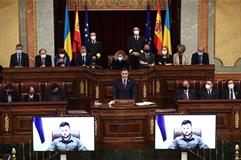 El presidente del Gobierno, Pedro Sánchez, responde al presidente de Ucrania, Volodímir Zelenski, por videoconferencia