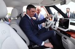 El presidente del Gobierno, Pedro Sánchez, durante su visita a la primera fábrica de baterías para coches eléctricos en España