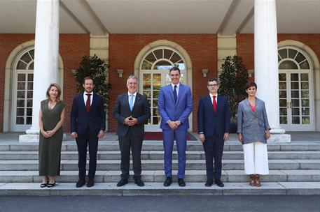 6/06/2022. Sánchez se reúne con el presidente de Canarias y el presidente del Cabildo Insular de La Palma. Pedro Sánchez, acompañado de la m...