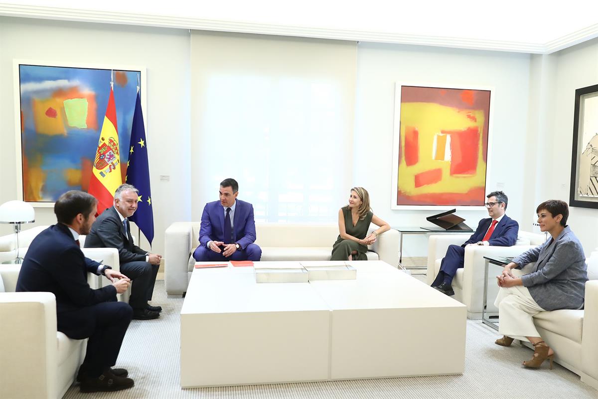 6/06/2022. Sánchez se reúne con el presidente de Canarias y el presidente del Cabildo Insular de La Palma. Pedro Sánchez, acompañado de la m...