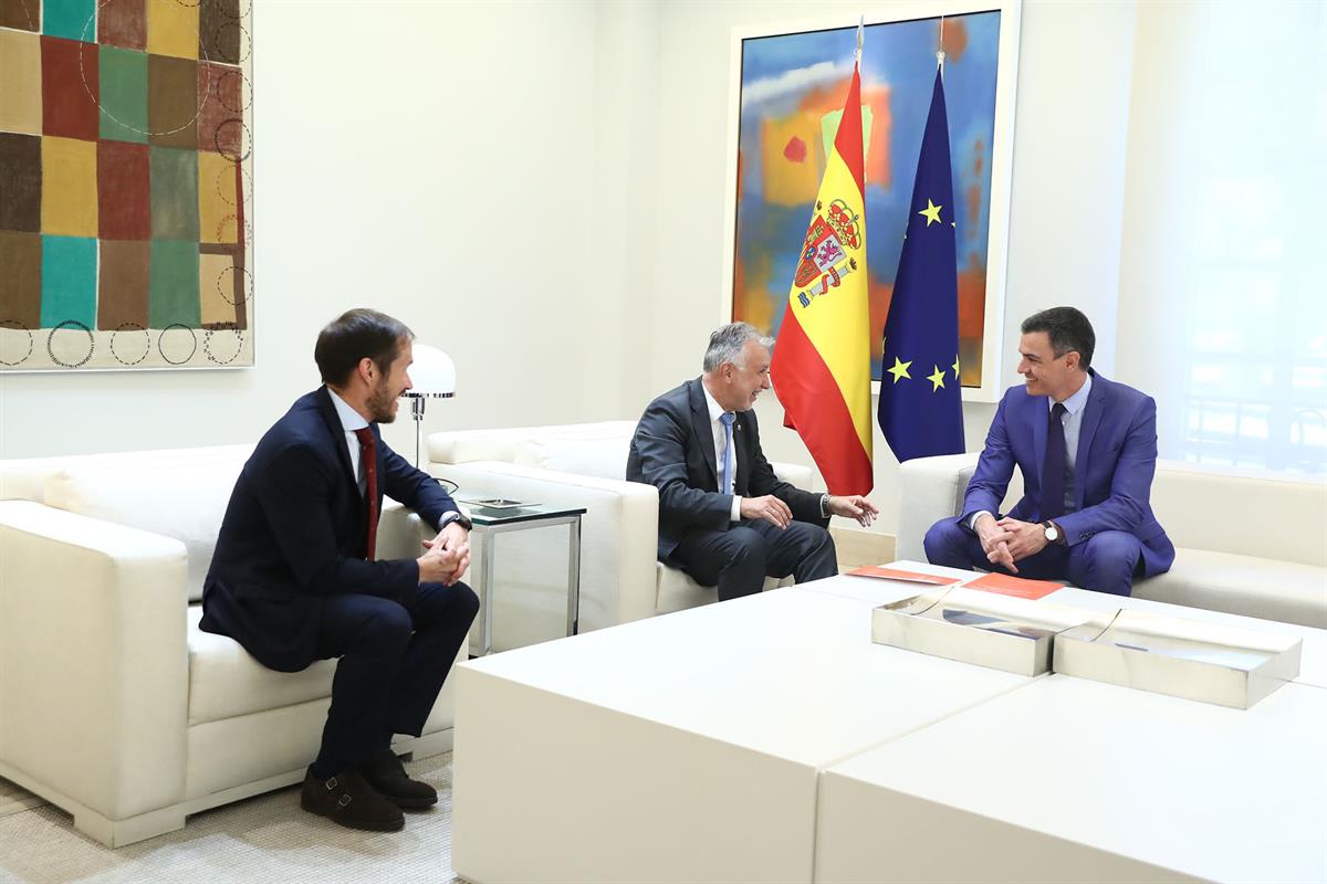 6/06/2022. Sánchez se reúne con el presidente de Canarias y el presidente del Cabildo Insular de La Palma. Pedro Sánchez durante su reunión ...