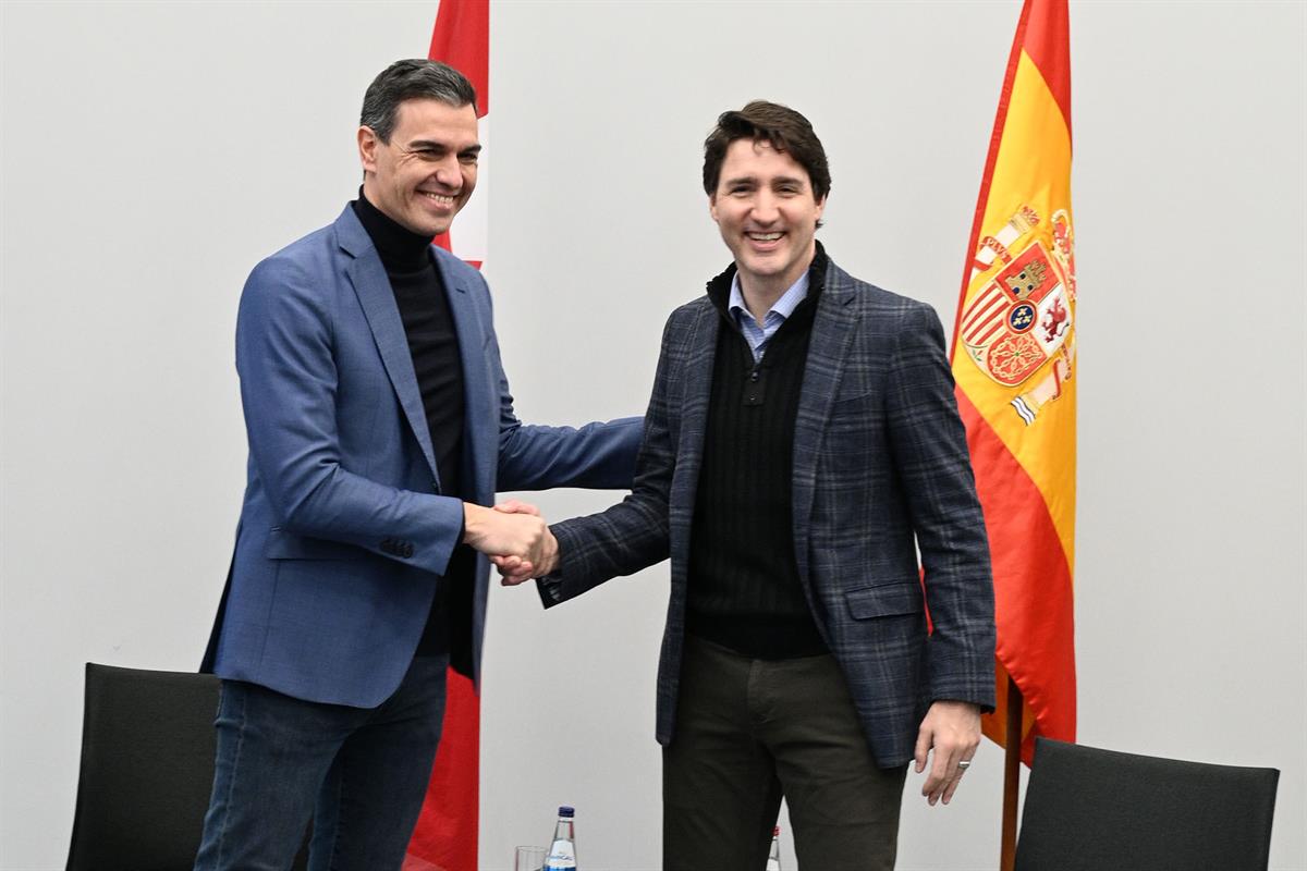 8/03/2022. El presidente del Gobierno viaja a Letonia. El presidente del Gobierno, Pedro Sánchez, saluda al primer ministro de Canadá, Justin Trudeau.