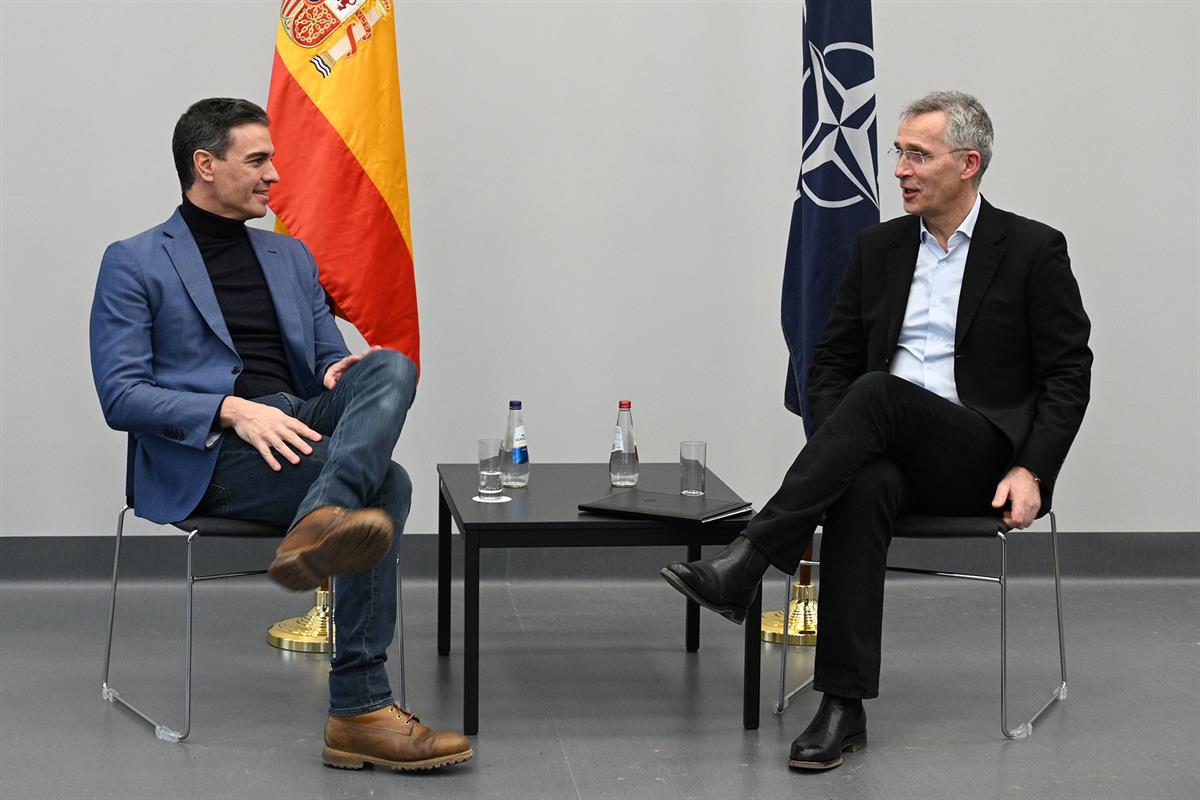 8/03/2022. El presidente del Gobierno viaja a Letonia. El presidente del Gobierno, Pedro Sánchez, junto al secretario general de la OTAN, Je...